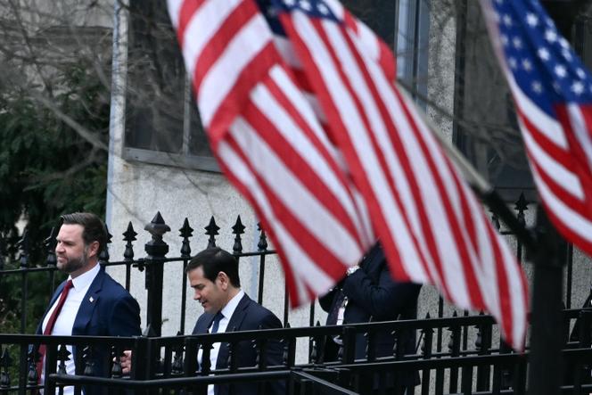 Le vice-président américain J.D. Vance et le secrétaire d’Etat Marco Rubio quitte le bâtiment de la Maison Blanche dans lequel se déroulait la rencontre avec les représentants du Groenland et du Danemark, à Washington, mercredi 14 janvier 2026.