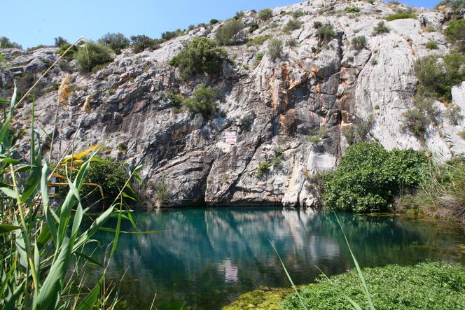 Le gouffre Font-Estramar, à Salses-le-Château (Pyrénées-Orientales), en juin 2017.