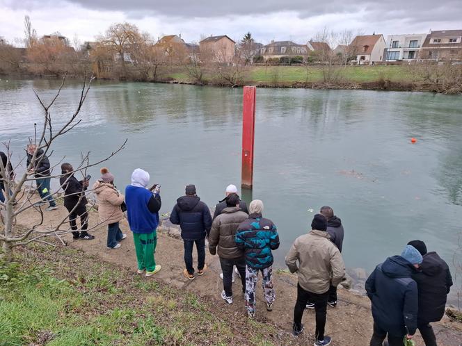 Lors de la marche blanche en hommage à Mamadou Samba, chauffeur de VTC mort noyé, sur le lieu de l’accident, au Perreux-sur-Marne (Val-de-Marne), le 10&nbsp;janvier 2026.