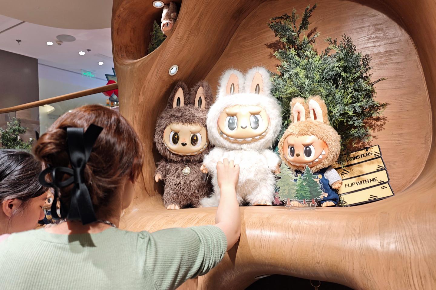 Bienvenue dans l’ère de la transe consumériste : galette cookie, mini-Labubu et « charms » de chaussure