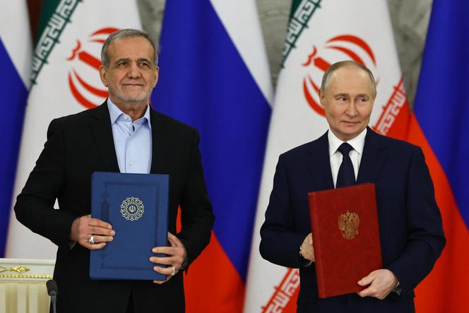 Massoud Pezeshkian, président iranien, et son homologue russe, Vladimir Poutine, lors de la signature d’un traité de partenariat visant à renforcer leurs liens, à Moscou, le 17 janvier 2025. 