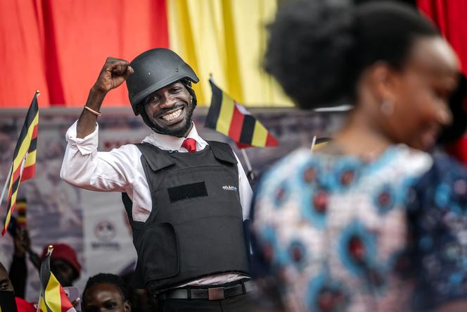 Le leader de l’opposition ougandaise et candidat à la magistrature suprême, Robert Kyagulanyi Ssentamu, plus connu sous le nom de Bobi Wine, lors de son dernier meeting de campagne avant l’élection présidentielle, à Kampala, le 12 janvier 2026.