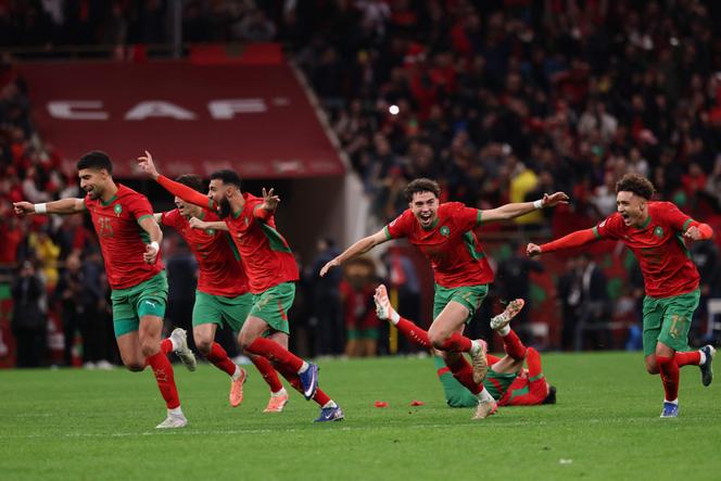 Les joueurs marocains après leur victoire aux tirs au but face au Nigeria, en demi-finale de la Coupe d’Afrique des nations, au stade Prince Moulay Abdellah, à Rabat, le 14 janvier 2026.