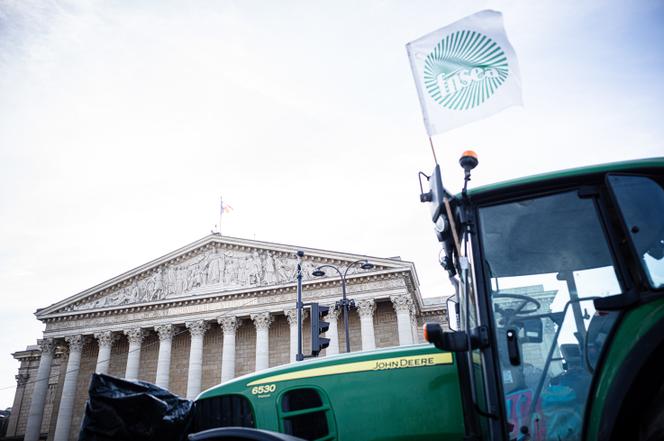 Un tracteur de la FNSEA, lors d’une manifestation devant l’Assemblée nationale, à Paris, le 13 janvier 2026.