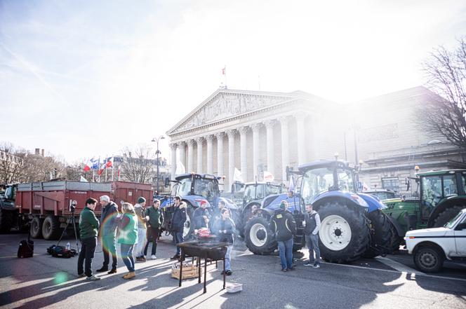 Des tracteurs de la FNSEA et des Jeunes Agriculteurs, lors de la manifestation devant l’Assemblée nationale, à Paris, le 13 janvier 2026.