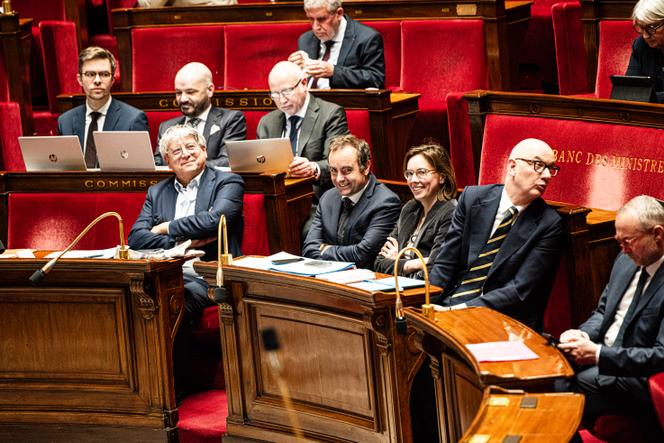 Au banc, le président (LFI) de la commission des finances, Eric Coquerel, Sébastien Lecornu, la ministre chargée des comptes publics, Amélie de Montchalin, et le ministre de l’économie, Roland Lescure, à l’Assemblée nationale, à Paris, le 13 janvier 2026.