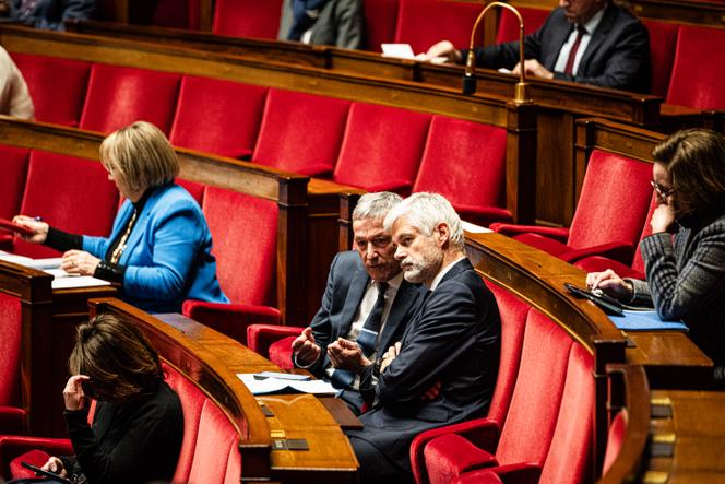 Le chef de file des députés Les Républicains, Laurent Wauquiez, discute avec le député du MoDem Philippe Vigier, à l’Assemblée nationale, à Paris, le 13 janvier 2026.