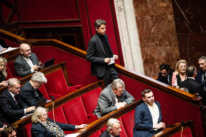 Le secrétaire général de Renaissance, Gabriel Attal, quitte l’hémicycle lors de la séance des questions au gouvernement, à l’Assemblée nationale, le 13 janvier 2026.