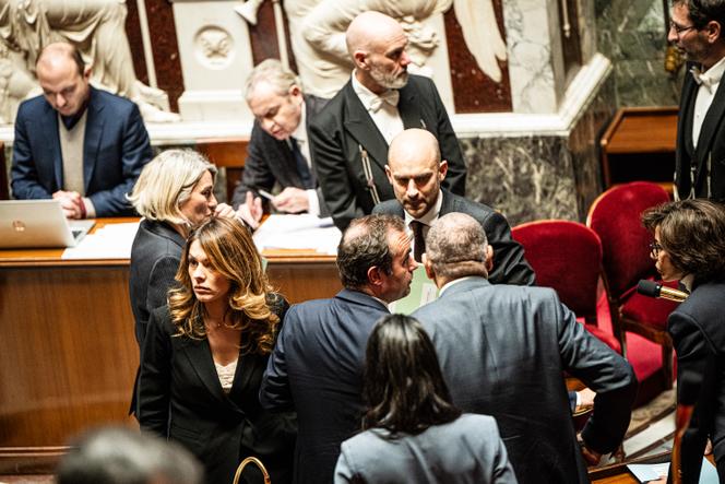 Le premier ministre, Sébastien Lecornu, entouré de la ministre de la santé, des familles, de l’autonomie et des personnes handicapées, Stéphanie Rist, de la porte-parole du gouvernement, Maud Bregeon, du ministre de l’Europe et des affaires étrangères, Jean-Noël Barrot, du ministre de l'intérieur, Laurent Nuñez, et de la ministre de la culture, Rachida Dati, à l’Assemblée nationale, à Paris, le 13&nbsp;janvier 2026.
