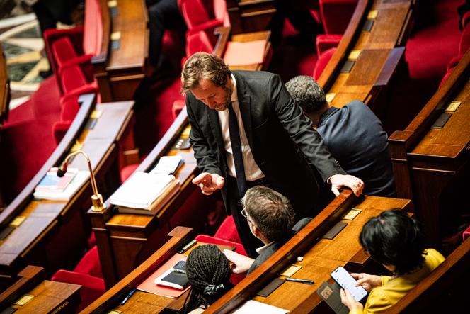 Le président du groupe socialiste à l’Assemblée nationale, Boris Vallaud, discute avec le premier secrétaire du PS Olivier Faure, à l’Assemblée, à Paris, le 13 janvier 2026.