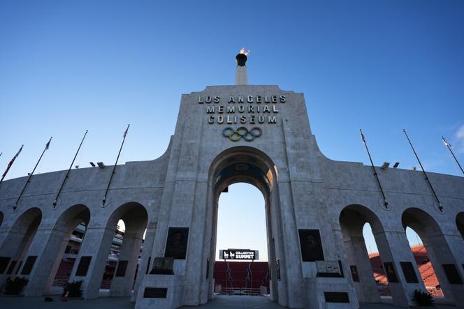 Le Coliseum après l’allumage de la cérémonie symbolique d’allumage de la vasque olympique, à Los Angeles, le 13 janvier 2026.