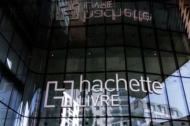 Devant le siège de Hachette Livre, à Vanves (Hauts-de-Seine), le 24 octobre 2023. 