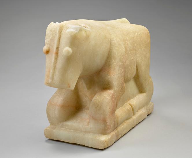 Statue de taureau en albâtre, VIIIᵉ-VIIᵉ siècle avant notre ère, Yémen.