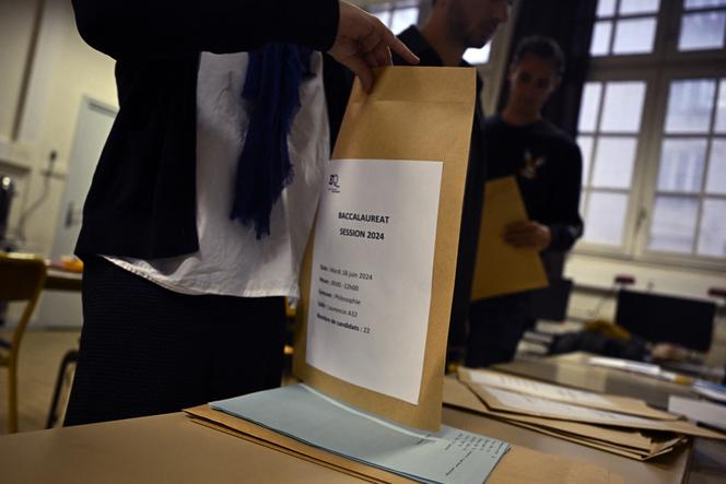 Des professeurs se préparent à distribuer les sujets de l’épreuve de philosophie, lors du baccalauréat, au lycée Edgar Quinet, à Paris, le 18 juin 2024.