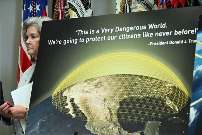 Représentation d’un système de défense antimissile, lors d’une conférence de presse de Donald Trump à la Maison Blanche, à Washington, le 12 mai 2025.