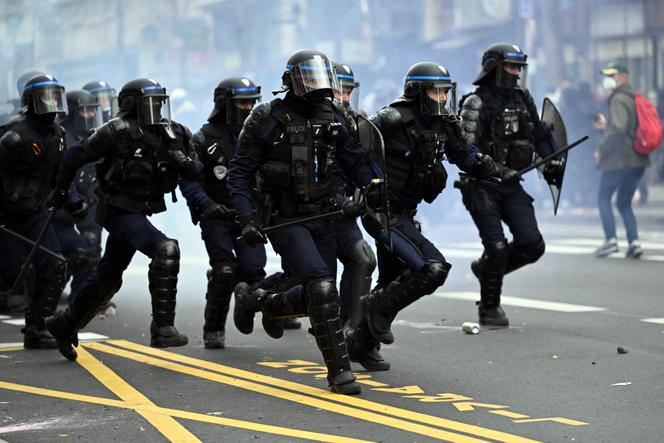 Des policiers lors d’une manifestation contre la réforme des retraites, à Paris, le 23 mars 2023. 