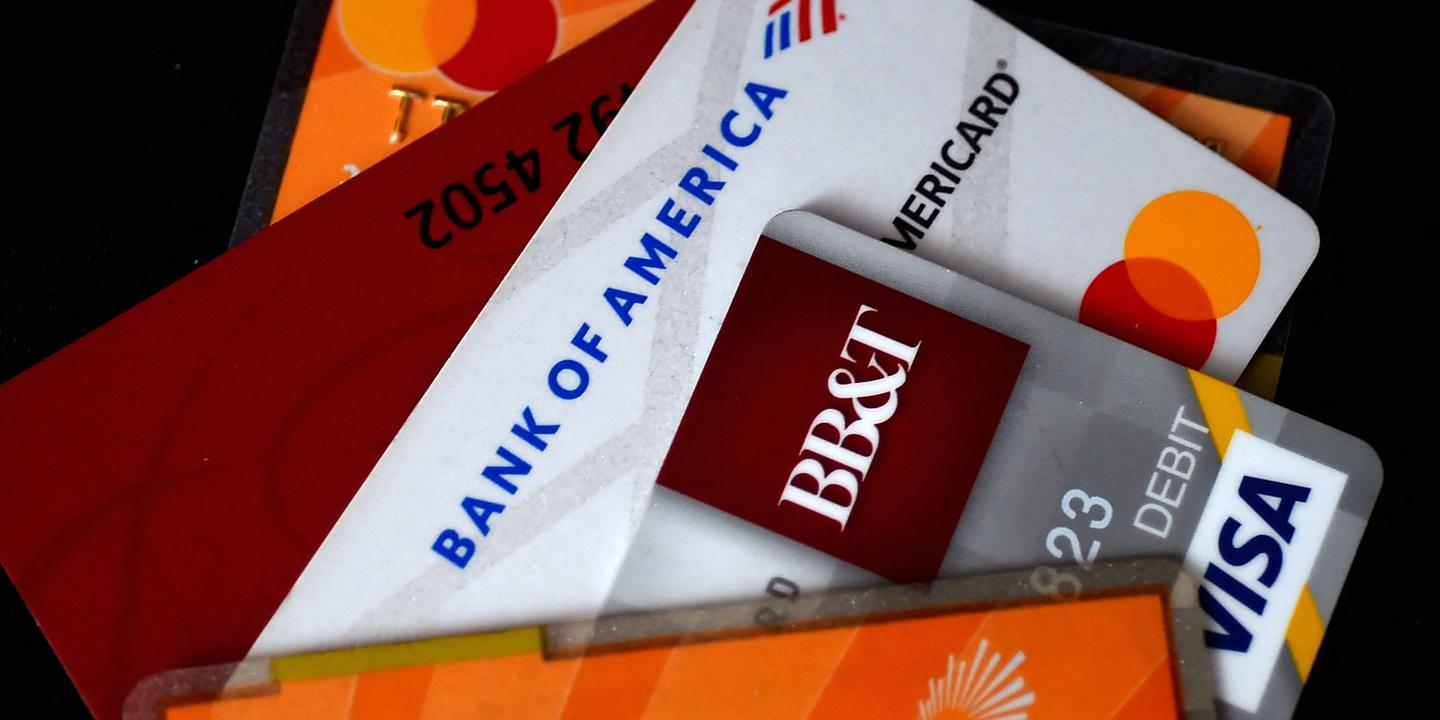 « Trump, soucieux de remonter dans les sondages, se rappelle une promesse de campagne : limiter à 10 % le taux que les banques appliquent sur les cartes de crédit »