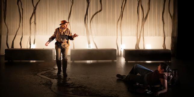 Au Théâtre de la Cité internationale, à Paris, avec « Ecorces », Alice Carré réussit un « polar forestier »