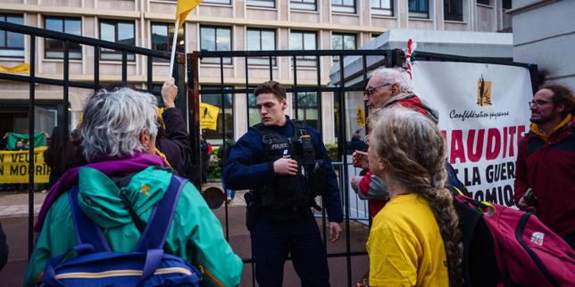 50 French farmers arrested after storming agricultural ministry building in Paris