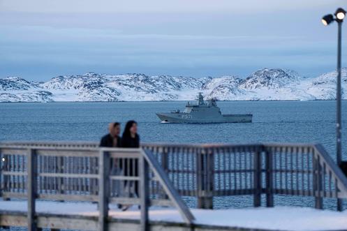 Un navire militaire de la marine royale danoise patrouille près de Nuuk, le 15 janvier 2026.