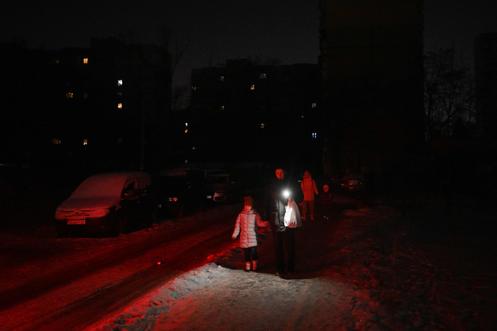 Dans une rue de Kiev, lors d’une panne de courant, le 15 janvier 2026.