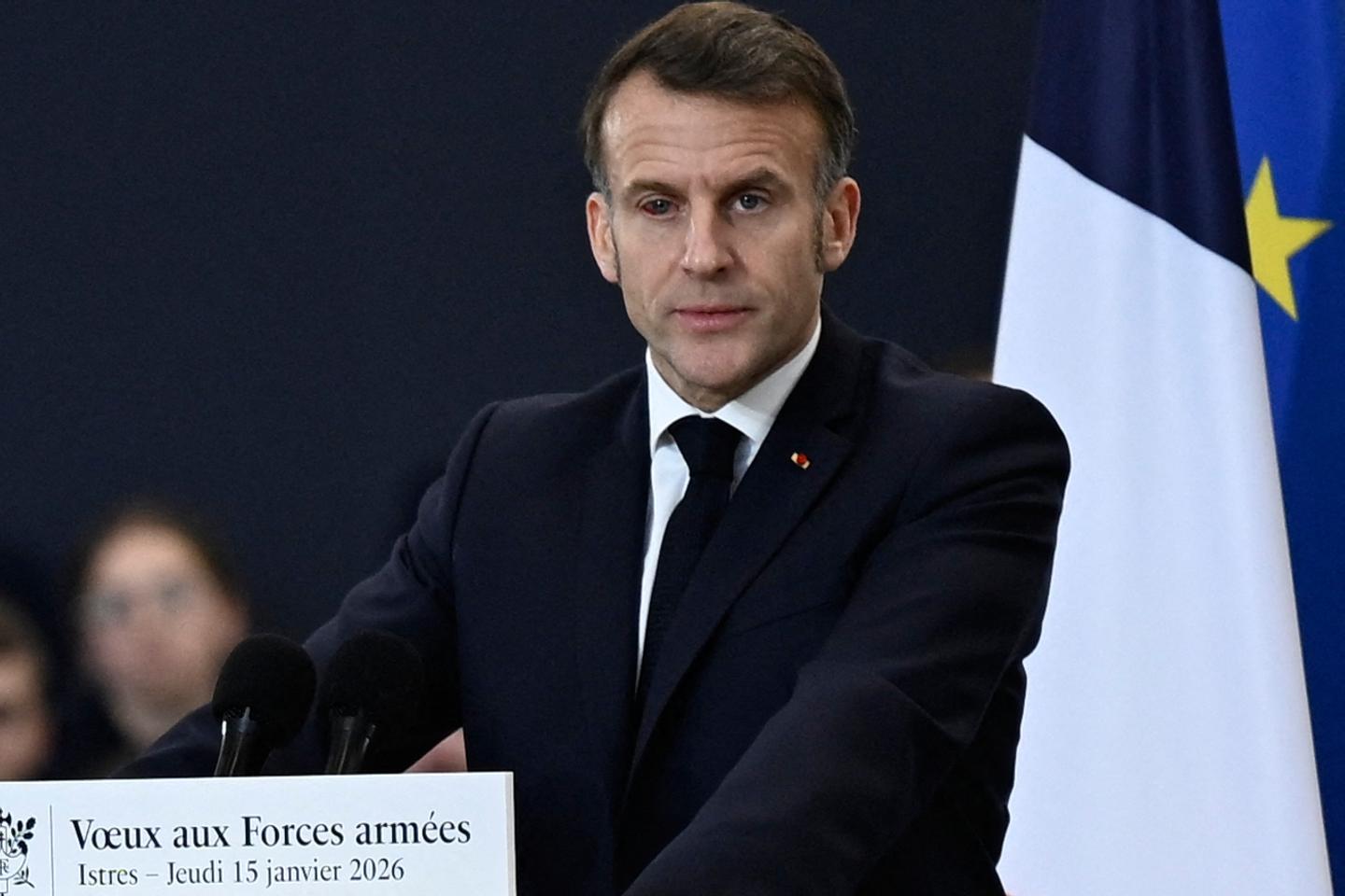 Emmanuel Macron apparaît l’œil rougi lors des vœux aux armées : « C’est totalement bénin », selon le médecin-chef de l’Elysée