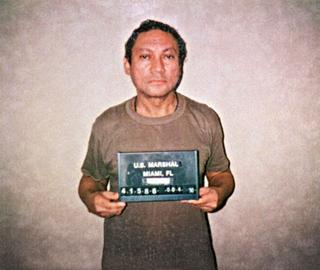 Le général panaméen Manuel Noriega, le 4 janvier 1990, sur une photo fournie par le bureau du procureur fédéral américain. Inculpé pour trafic de cocaïne et blanchiment d’argent, il avait été capturé par les Etats-Unis, l’année précédente, lors de l’invasion du Panama.