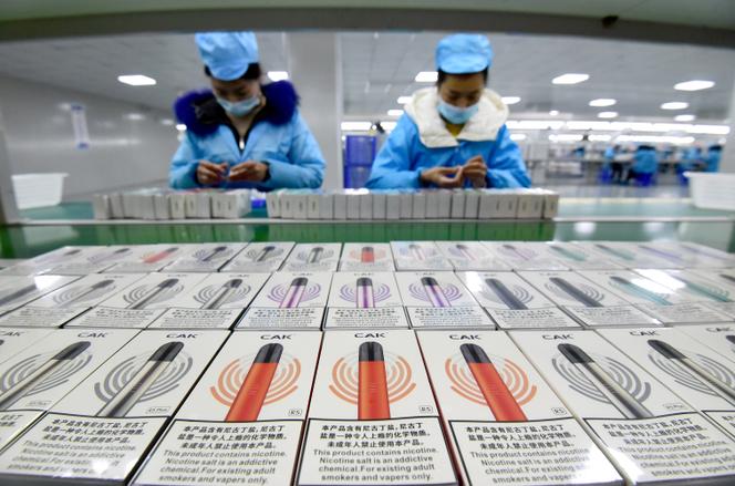 Sur une chaîne de production de cigarettes électroniques, à Handan (Hebei, Chine), le 28 février 2023. 