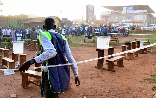 Des électeurs ougandais faisant la queue pour voter aux élections générales, à l’école primaire Kasubi, à Kampala, le 15 janvier 2026.