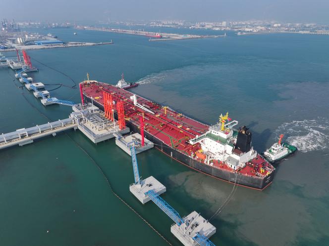 Le pétrolier « Vesna » s’amarre à un terminal du port de Dongying, dans la province du Shandong, en Chine, le 15 novembre 2023.