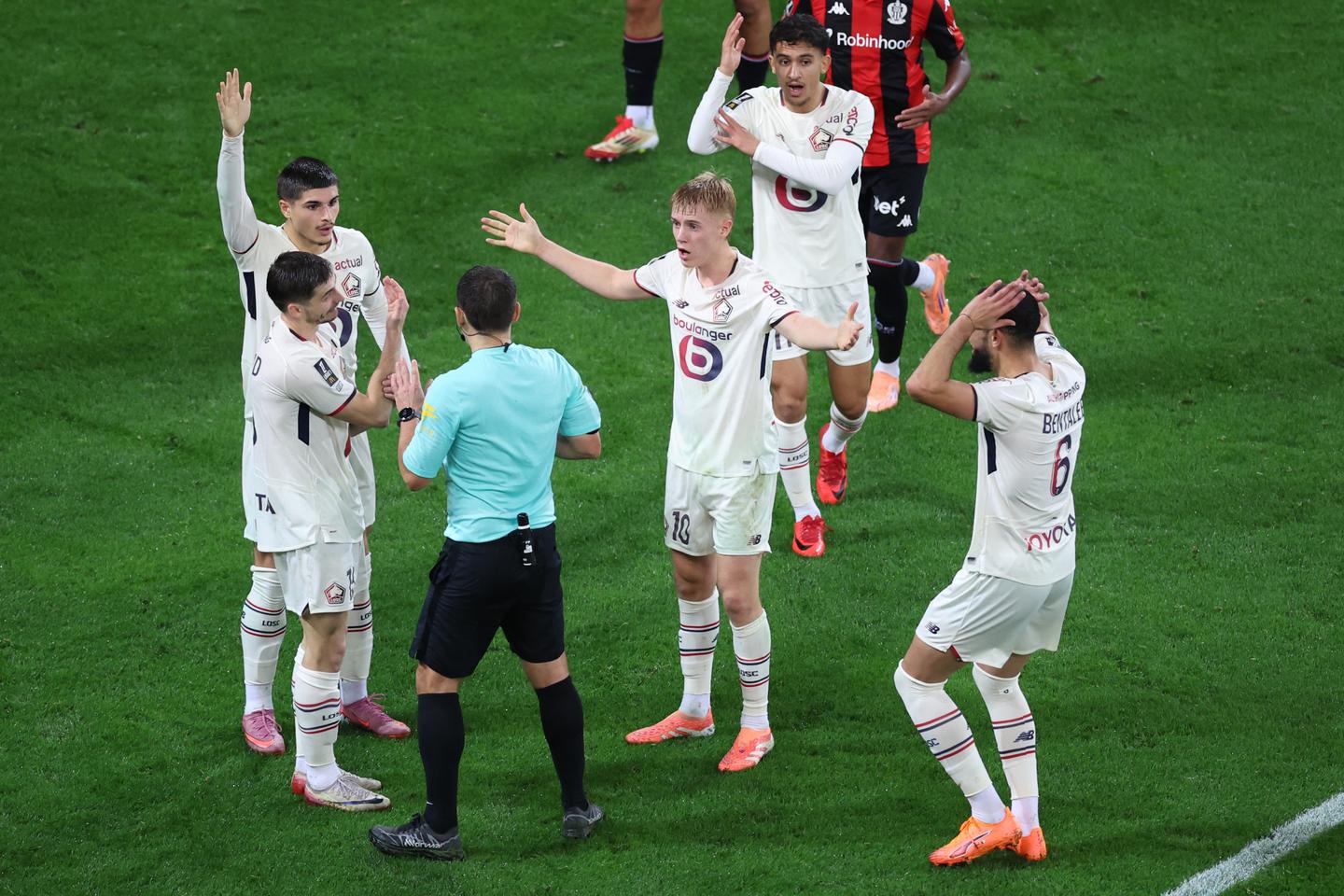 « Dans le football, fustiger les arbitres relevait du folklore, c’est devenu une entreprise collective »