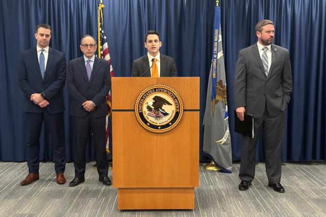 David Metcalf, le procureur fédéral du district est de Pennsylvanie, annonce une série d’inculpations dans une affaire de paris sportifs truqués dans le championnat de basketball universitaire, à Philadelphie, le 15 janvier 2026.