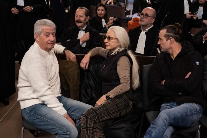 Jean et Viviane Badache, avec leur fils Benjamin Heysen Badache, au tribunal criminel de Marseille, le 15 janvier 2026.  