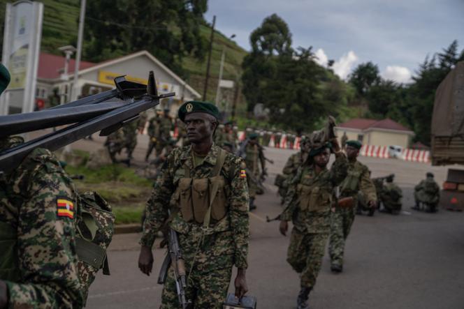 Des soldats des forces armées ougandaises à Bunagana, à la frontière avec la République démocratique du Congo, le 30 mars 2023.