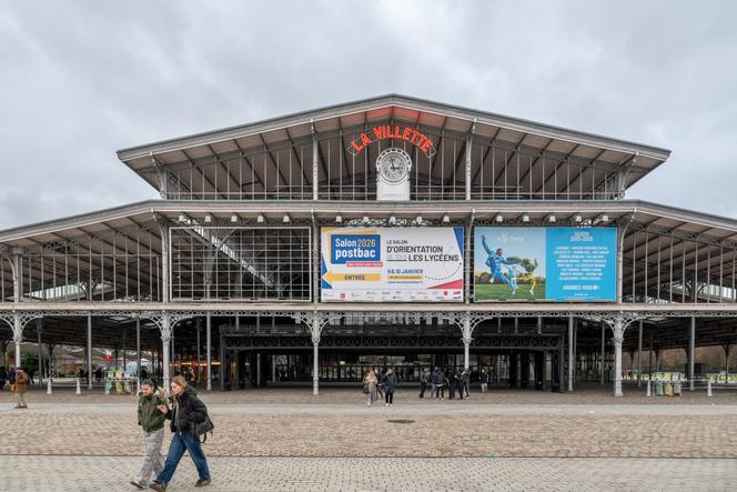 Estudantes escolares e universitários promovem os seus estabelecimentos junto de pais e estudantes do ensino secundário, no Postbac 2026 Show, em Paris, 10 de janeiro de 2026.