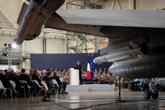 Emmanuel Macron prononce son discours de vœux aux armées, à la base aérienne militaire d’Istres (Bouches-du-Rhône), le 15 janvier 2026. 