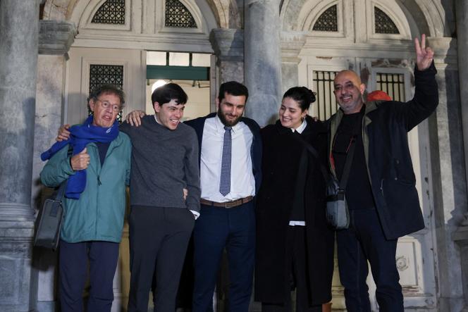 Sean Binder (2ᵉ à gauche) en compagnie d’autres  travailleurs humanitaires engagés dans le sauvetage de réfugiés, après leur acquittement, à Mytilène, en Grèce, le 15&nbsp;janvier&nbsp;2026.