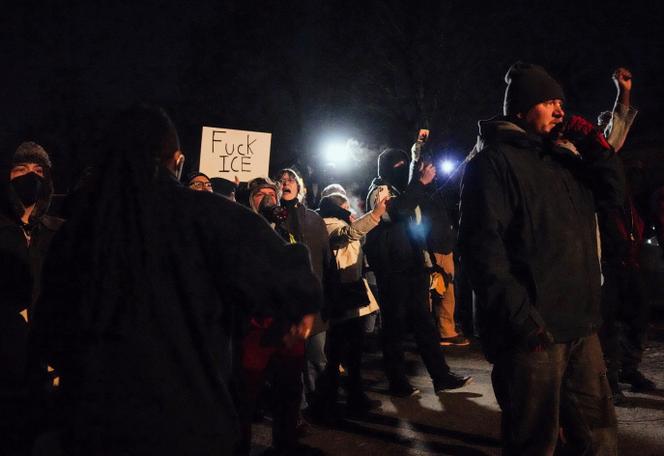 Des manifestants protestent contre la présence de la police fédérale de l’immigration américaine (ICE) à Minneapolis, dans le Minnesota, le 14 janvier 2026.