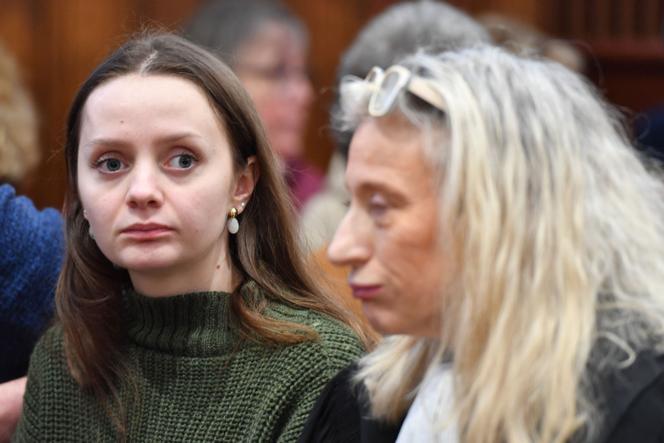 Chloé P. (à gauche) avec son avocate Isabelle Steyer, au palais de justice du Loir-et-Cher, à Blois, le 15 janvier 2026.