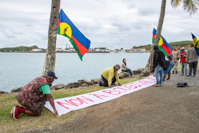 Des militants du Front de libération nationale kanak et socialiste (FLNKS), le long de la route menant au Sénat coutumier, à Nouméa, le 20 août 2025.