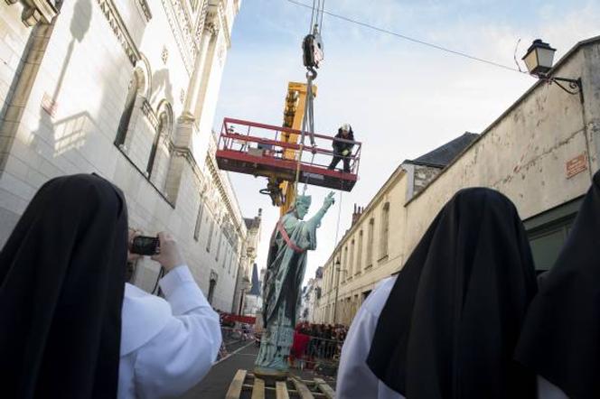 Les sœurs bénédictines du Sacré-Cœur de Montmartre, lors de la dépose de la statue de Saint-Martin, à Tours, le 17 février 2014.
