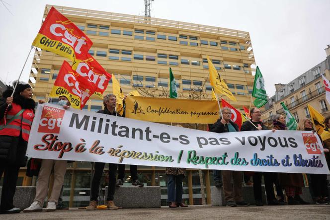 Des membres de la Confédération paysanne, soutenus par d’autres organisations syndicales, manifestent devant un commissariat du 13ᵉ arrondissement de Paris pour demander la libération de leurs camarades, le 15 janvier 2026. 