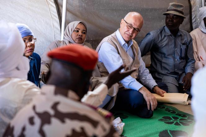 Le haut-commissaire des Nations unies pour les réfugiés, Barham Saleh, s’entretient avec un réfugié soudanais à Farchana, dans la province d’Ouaddaï, au Tchad, le 14 janvier 2026.