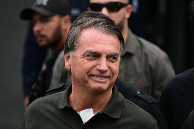 L’ancien président brésilien Jair Bolsonaro après des examens médicaux dans un hôpital de Brasilia, le 14 septembre 2025.