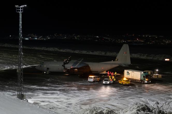 Un avion de type Hercule de la force aérienne royale danoise a atterri à l’aéroport de Nuuk (Groenland), le 14 janvier 2026 aux alentours de 22&nbsp;heures.