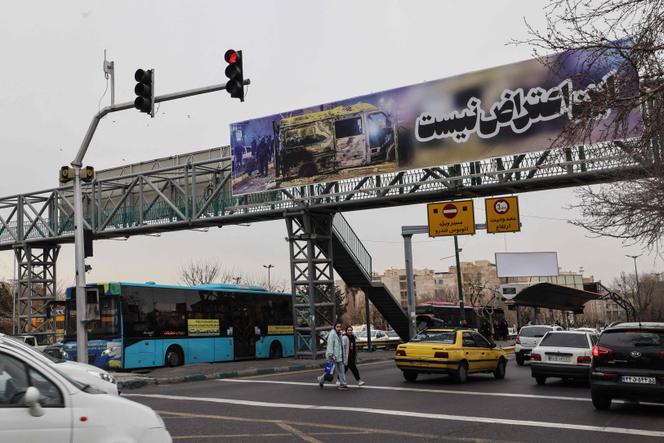 Une affiche pro-régime iranien, sur laquelle est inscrite « Ceci n’est pas une manifestation », à Téhéran, le 15 janvier 2026.