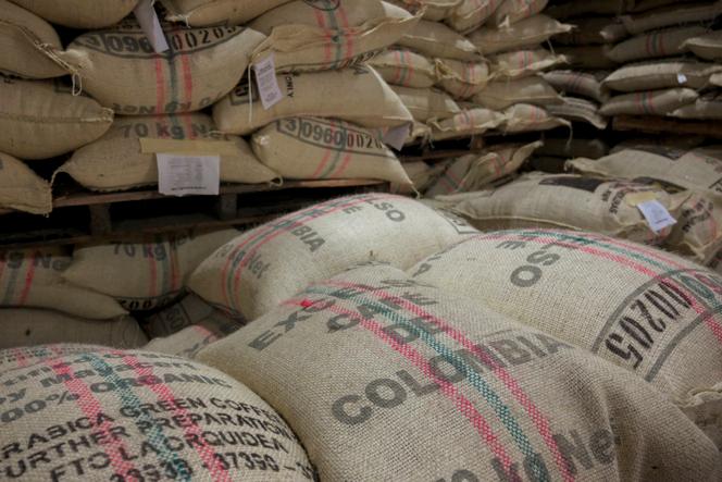 Des sacs de café dans un entrepôt du port de Buenaventura, en Colombie, le 11 décembre 2025.