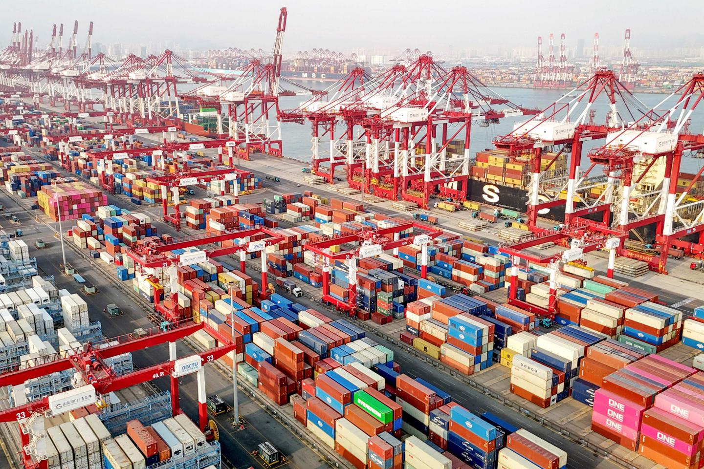 L’économie de la Chine est marquée par de profonds déséquilibres, avec une production et des exportations en hausse, et une consommation et une natalité en berne