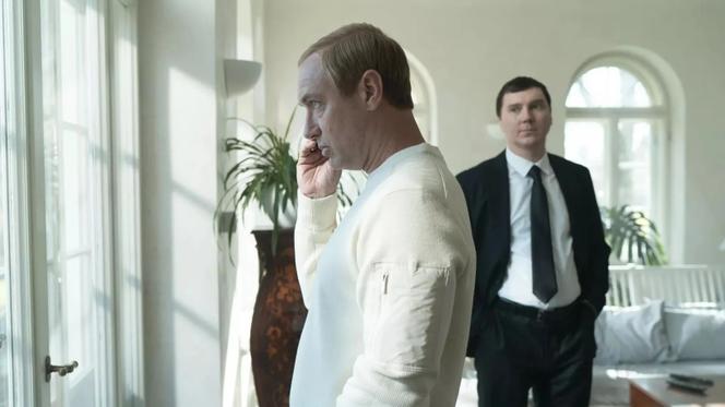Jude Law (Vladimir Poutine) et Paul Dano (Vadim Baranov) dans « Le Mage du Kremlin », d’Olivier Assayas.