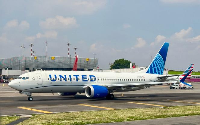 Un Boeing 737&nbsp;MAX 8&nbsp;de United Airlines roule sur le tarmac de l’aéroport international Benito Juarez de Mexico (Mexique), le 27&nbsp;septembre&nbsp;2025. 